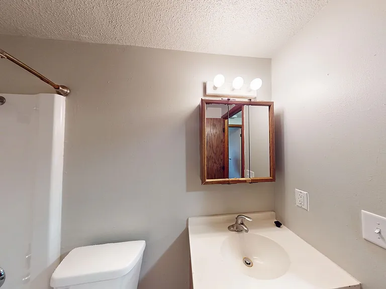 Newly Renovated 2 Bedroom Apartment on the West Side — Photo 19