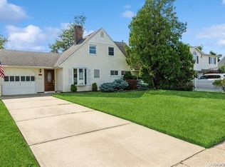 106 Gun Ln, Levittown, NY 11756