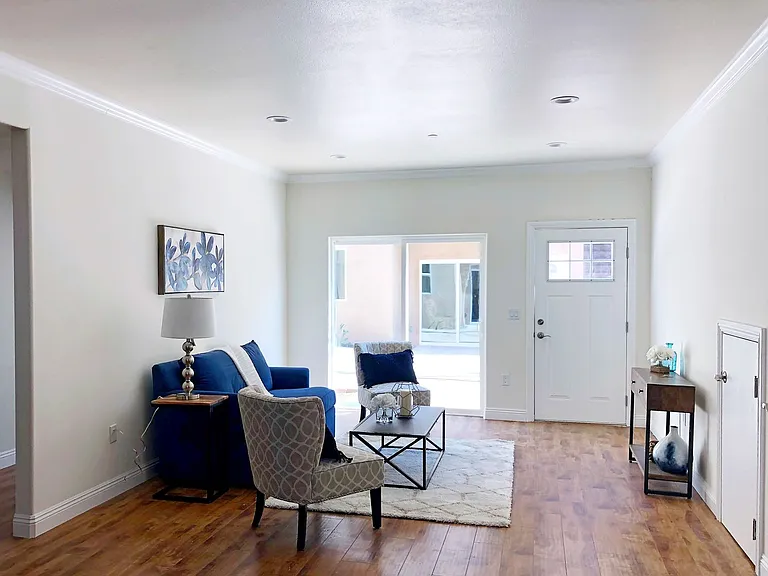 10211-10215 Tujunga Canyon Blvd — Photo 13