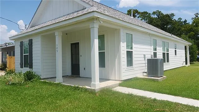 3 bed, 2.0 bath, 1163 sqft, $1,850 — Photo 2