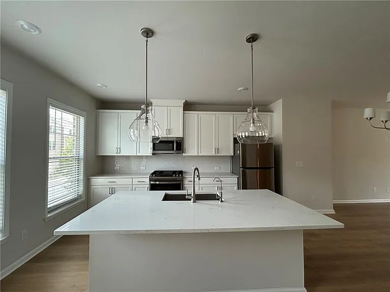 3715 Davis Cir — Photo 2