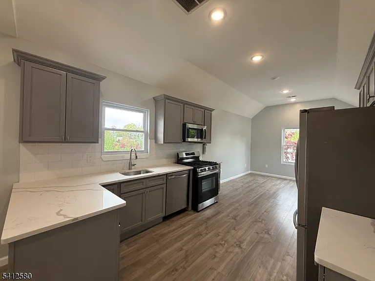 190 E Lindsley Cedar — Photo 4