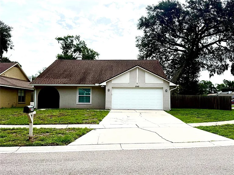 2042 Shadow Pine Dr — Photo 1