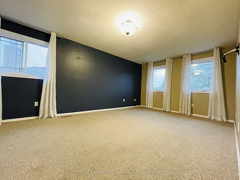 909 Ferndale Cres #UPPER LEVEL — Photo 9