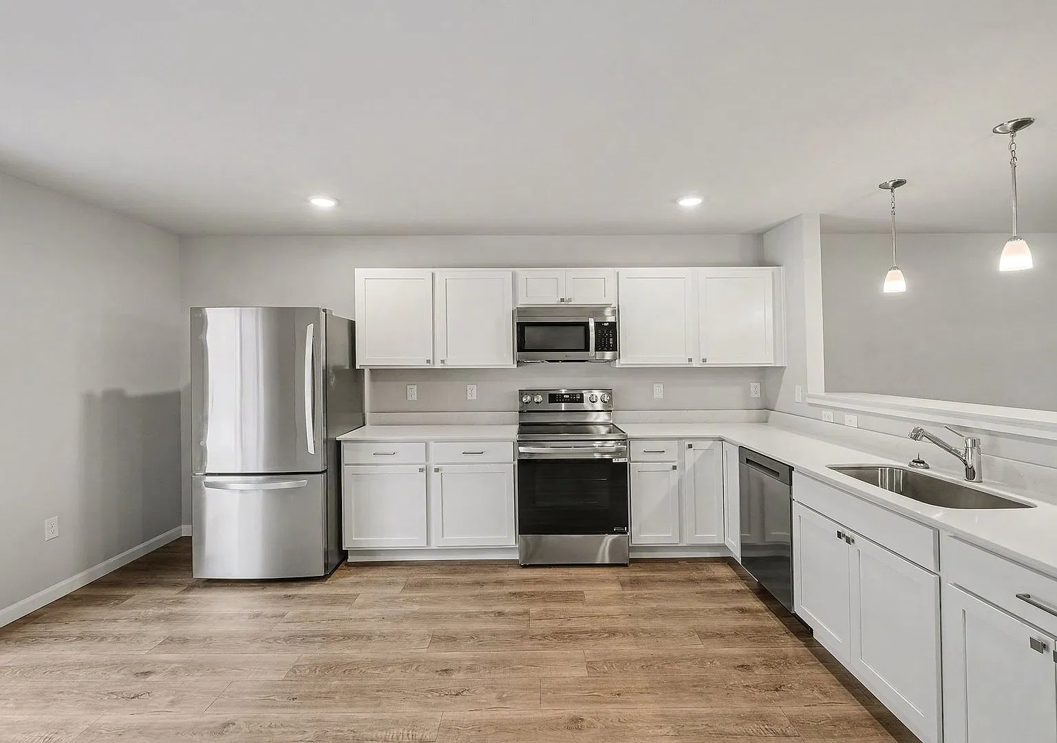 1 Month FREE Rent! Applied to Your First Full Month. Terms & Conditions Apply. — Photo 2