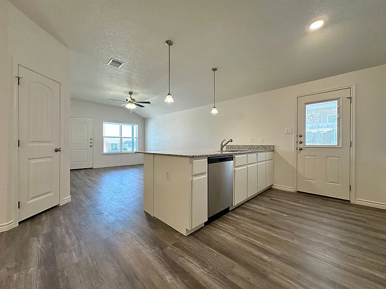 121 Dolphin Dr — Photo 8