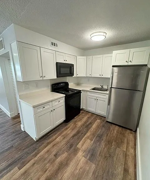 2500 Johnson St #11 — Photo 9