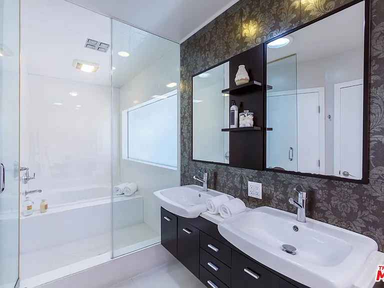 465 S Sherbourne Dr — Photo 11