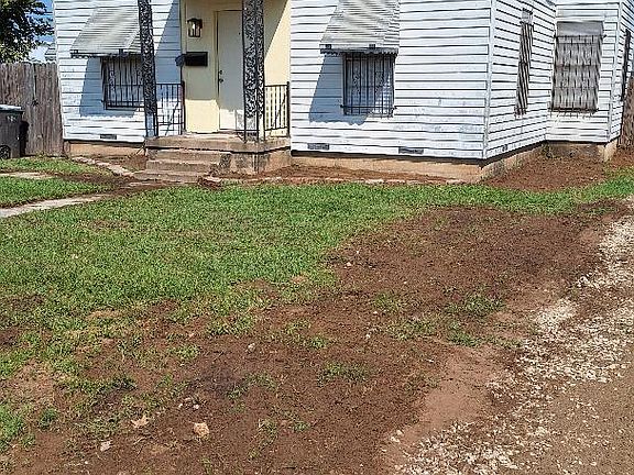 3rd image of 2114 Oakwood St