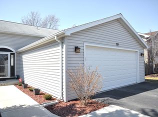 10 Autumn Ln, Streamwood, IL 60107