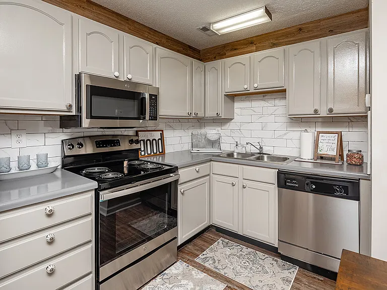 Admiral Place Apartments — Photo 18