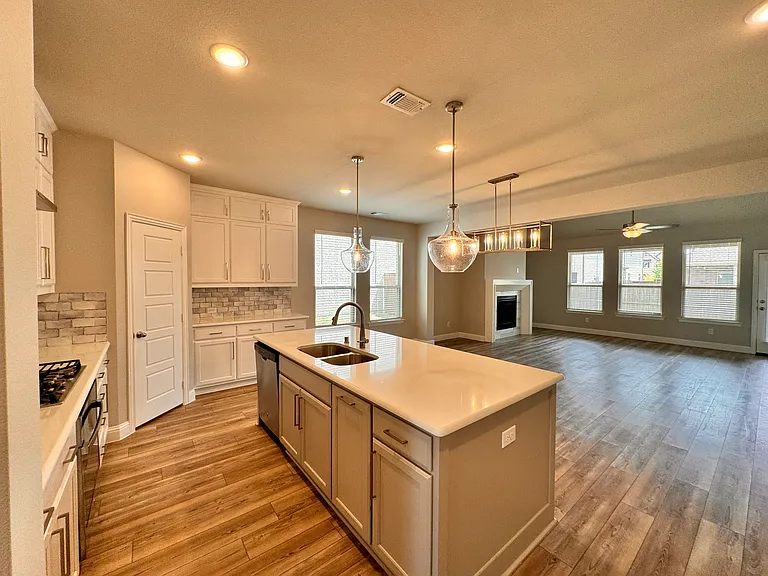 1091 Putnam Dr — Photo 11