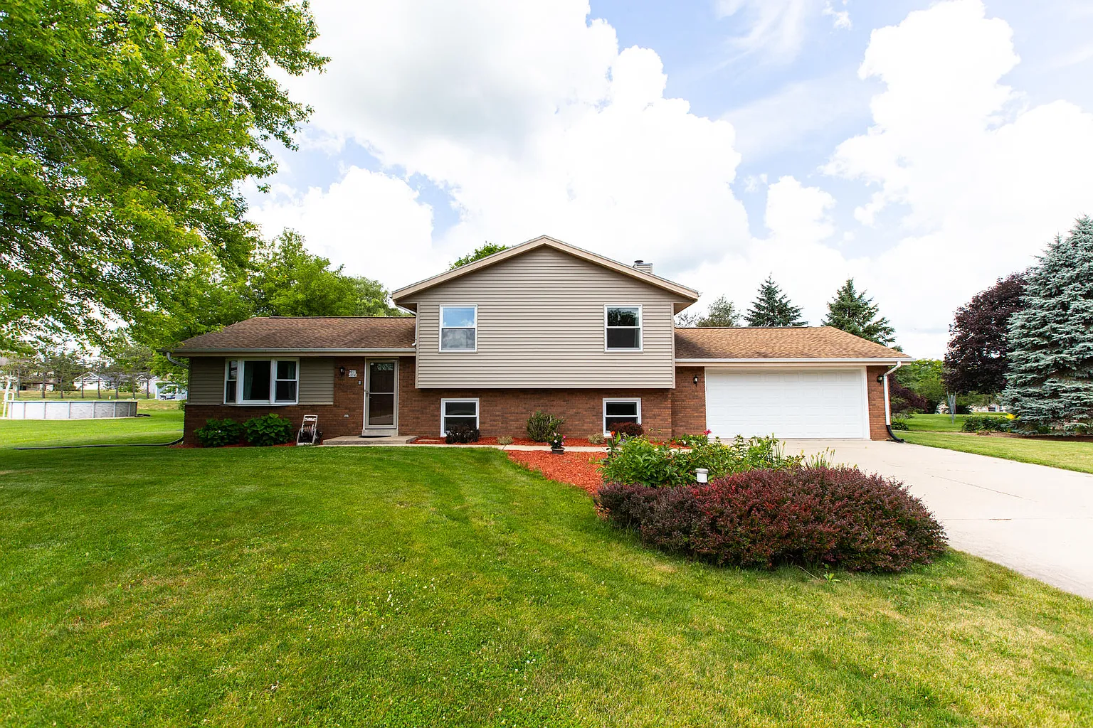 W217N9745 White Horse Dr photo 1