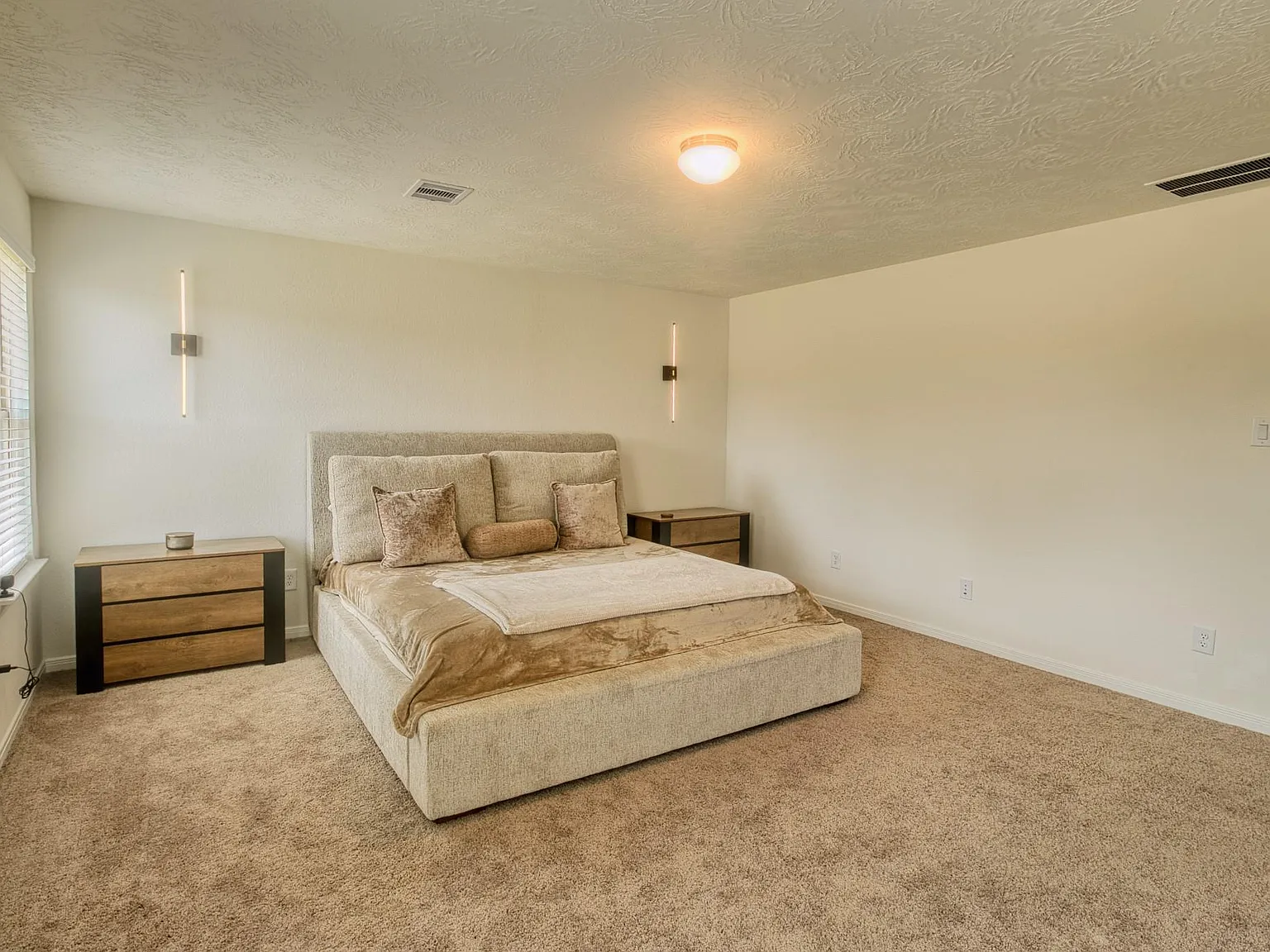 3 bed, 2.5 bath, 2924 sqft, $2,800 — Photo 2