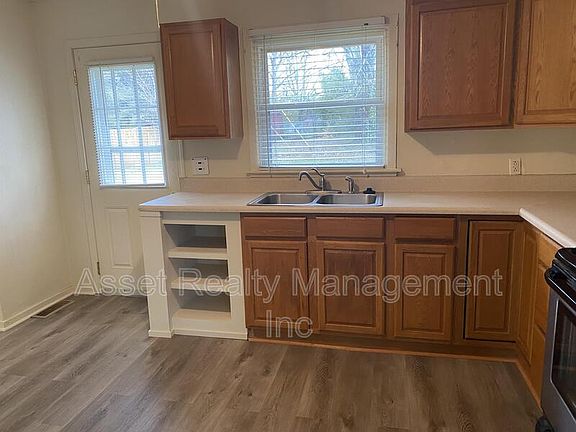 5th image of 2209 Adair Dr