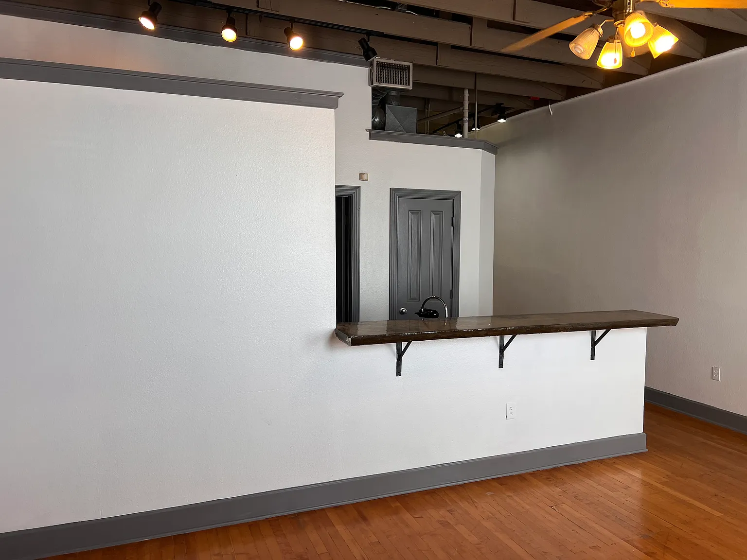 2 bed, 930 sqft, $1,800 — Photo 2