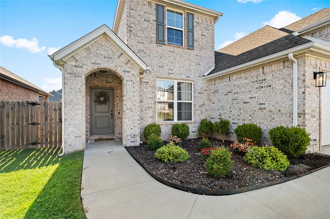 4 bed, 3.0 bath, 1964 sqft, $2,400 — Photo 4