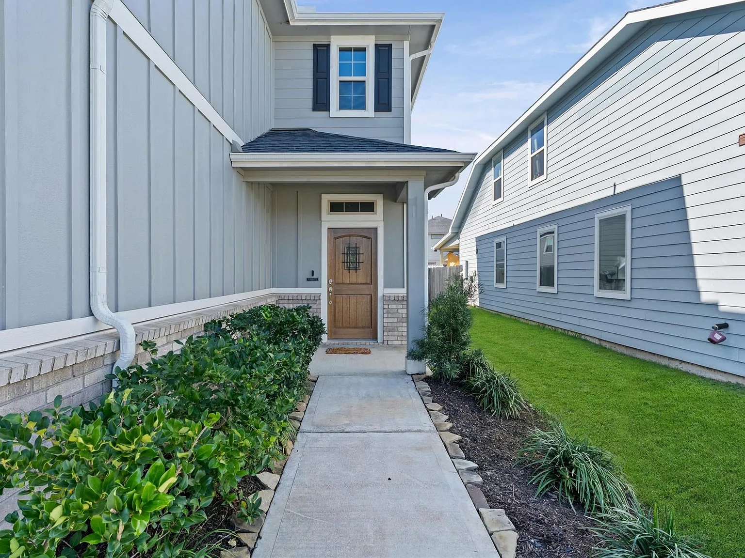 4 bed, 2.5 bath, 2176 sqft, $2,400 — Photo 3