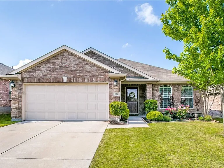 221 Creekwood Dr — Photo 1