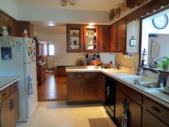 5th image of 1154 N Claremont Dr
