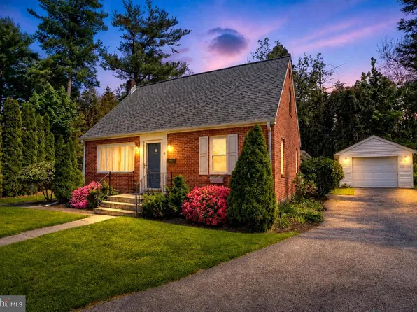 8 Green Cir, Camp Hill, PA 17011