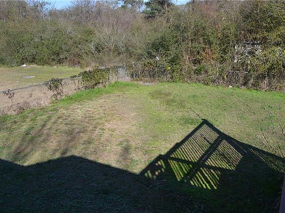 4th image of 555 Lee Byrd Rd