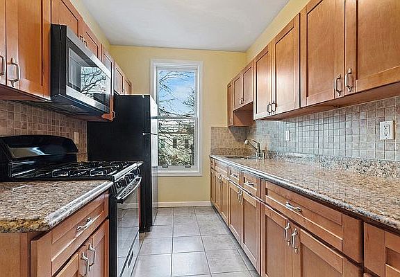 4th image of 1171 Putnam Ave #2