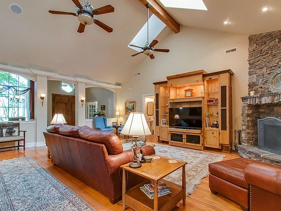 5th image of 1009 Cliff View Dr N