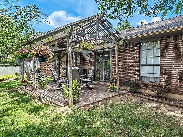 2613 Redwood Ln — Photo 21