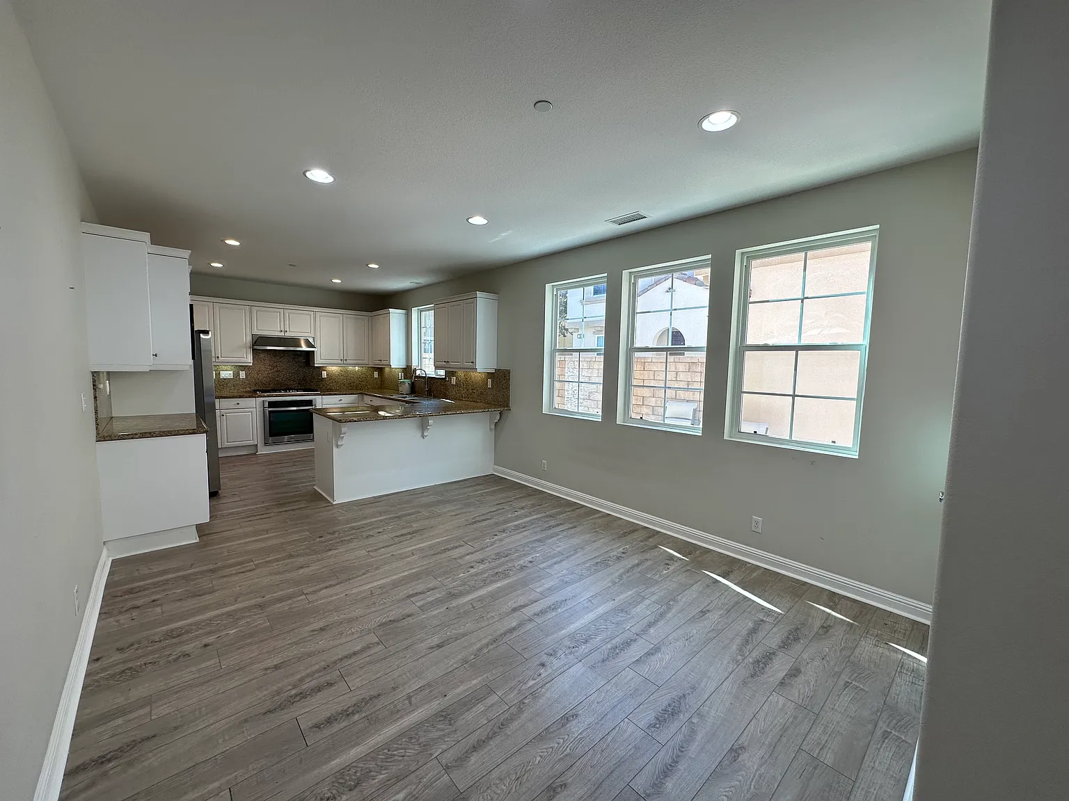 4 bed, 2356 sqft, $5,695 — Photo 2