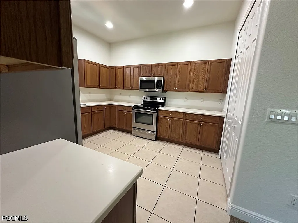 3 bed, 2.5 bath, 1708 sqft, $1,995 — Photo 3