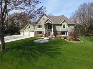 N61W35594 Bayshore Cir, Oconomowoc, WI