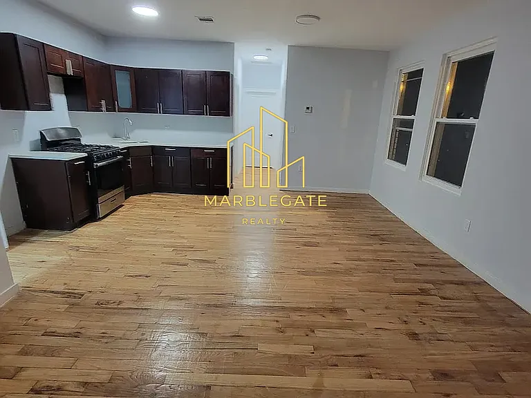 379 S 20th St #22R — Photo 3