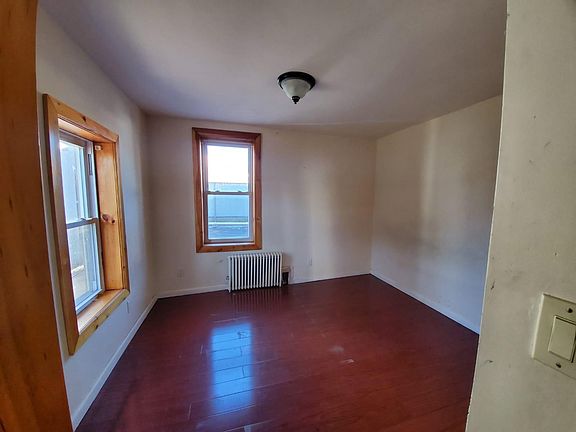 2nd image of 113 Doughty Blvd #1R