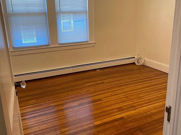 4th image of 257 Bryant Ave #2R