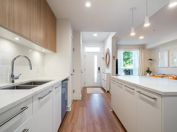 2035 Glenaire Dr #103, North Vancouver, BC V7P 1Y2