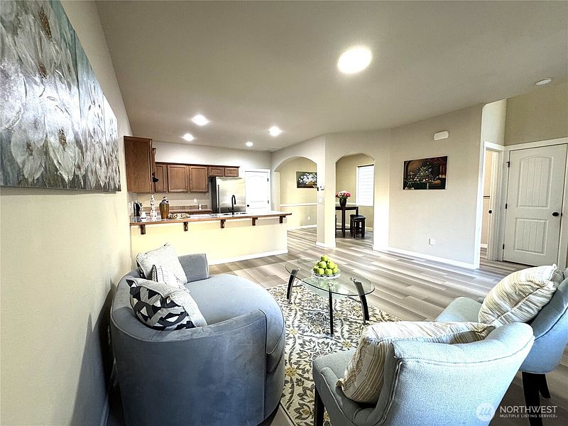 3rd image of 367 Graham Avenue NE