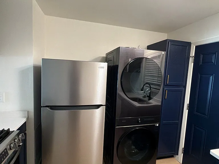 481 W Spruce St — Photo 5