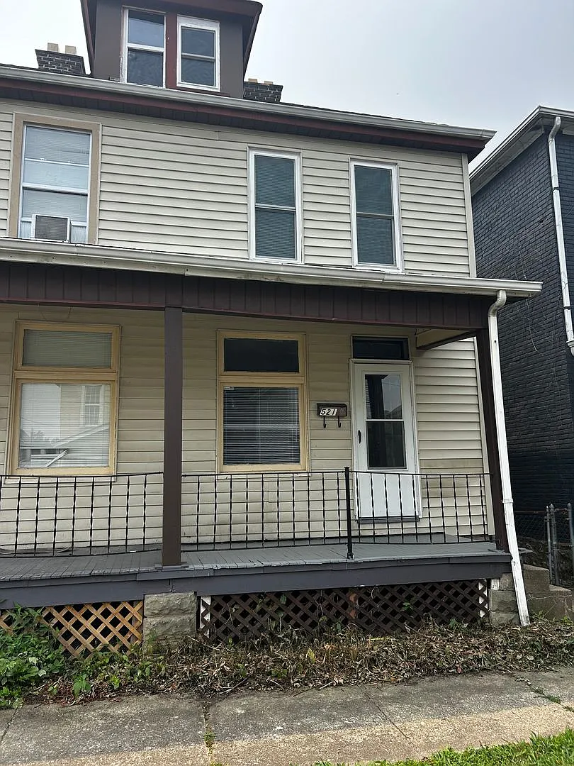 Spacious 1 Bedroom 1/2 Double with Basement & Extra Room — Photo 1