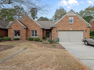 306 Village Green Dr, Trent Woods, NC 28562