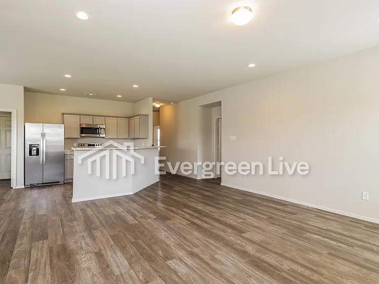 120 Ellis Dr — Photo 3