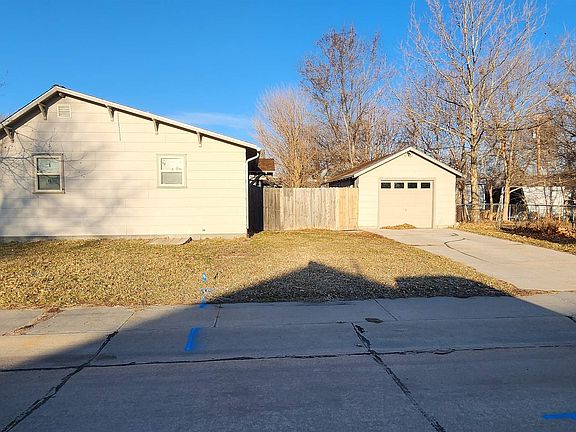 3rd image of 921 E 9th St
