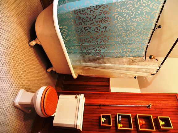 upper level bath