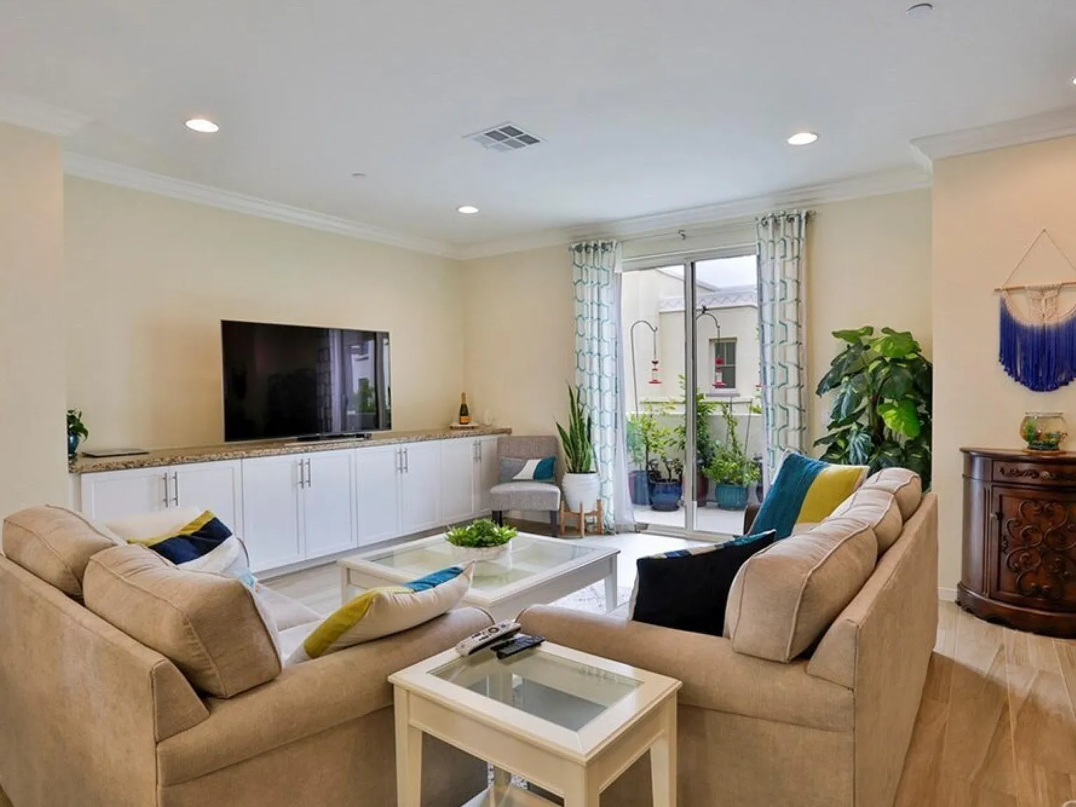 2 bed, 2.5 bath, 1464 sqft, $4,000 — Photo 2