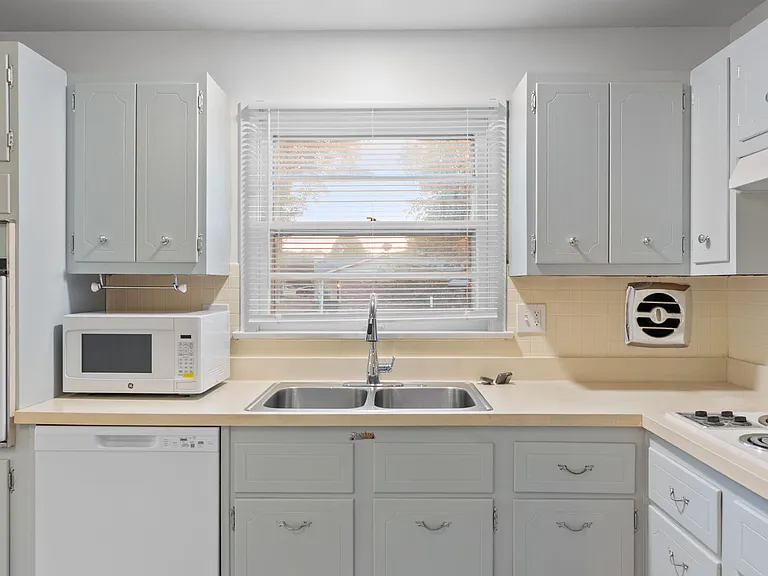 1555 Zurich Dr — Photo 15