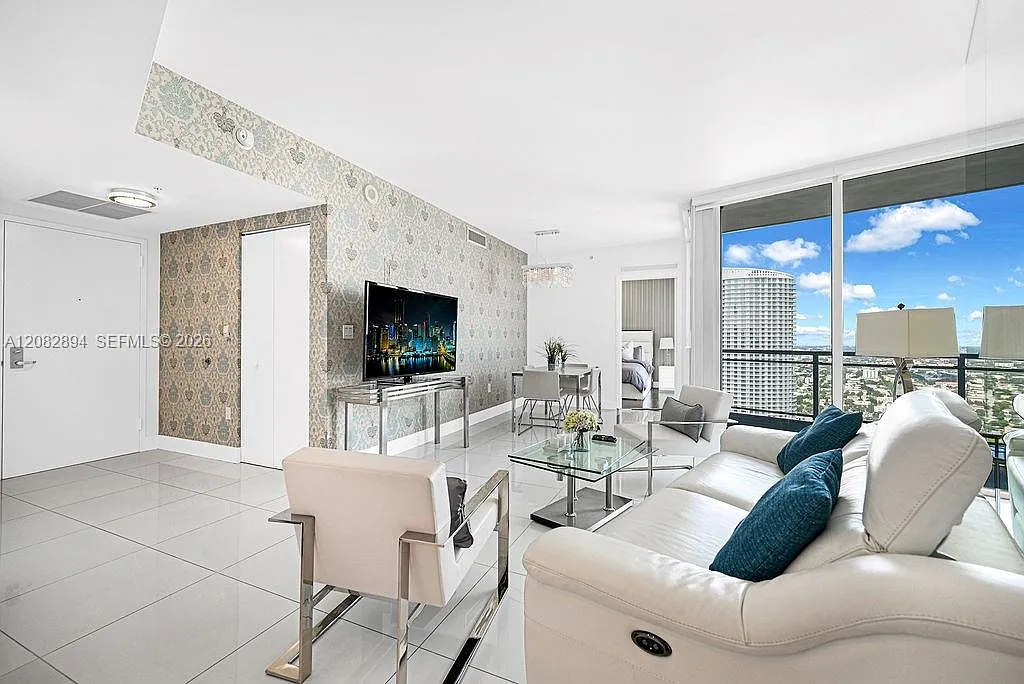 2 bed, 930 sqft, $3,900 — Photo 1