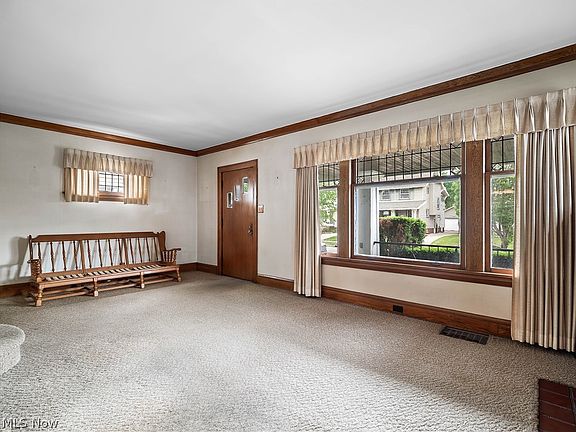 4th image of 2077 Wyandotte Ave