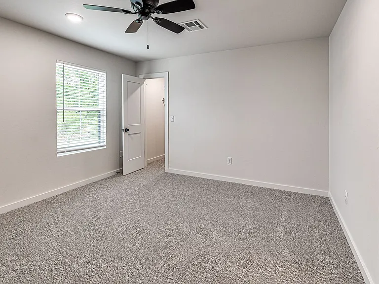616 W 2nd St #100 — Photo 37