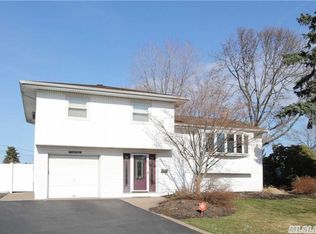 13 Greenfield Ln, Commack, NY 11725