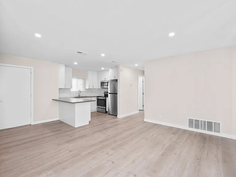 Sunset Cliffs Apartments — Photo 14
